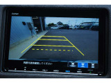 【バックカメラ】後方の映像がリアルタイムで確認できるため、初心者の方や運転に自信のない方でも安心して車庫入れができます!狭い駐車場はもちろん、雨の日や夜間でもストレスなく駐車することができます。