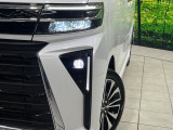 【LEDヘッドライト】悪天候や夜間走行時も良好な視界を確保し安心して運転できる高輝度LEDヘッドライトを装備!点灯速度が早く、消費電力も抑えられています。