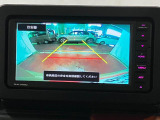 【バックモニター】 駐車時に車両後方の様子を見ることができるので、運転の不安を軽くします。