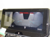 パノラミックビューモニターを装備。駐車場や交差点でクルマを真上から見るように周囲を確認できます。機能の詳細は販売店スタッフまでおたずねください。