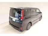 後部座席とリヤはプライバシーガラスになっています。座っている人や置いてある荷物が見えにくくなっているのでプライバシーの確保が出来ます。