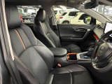 運転席の画像です。足元やシートまわりに余裕があり、リラックスした姿勢で運転が可能です。視界も良好で操作系へのアクセスもしやすく、快適で安心感のあるドライブをサポートします。