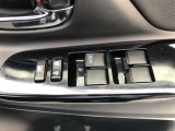 パワーウィンドウのスイッチです。 運転席にいながら助手席や後席の窓を開け閉めできるので、大変便利です。