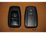 【スマートキー】 カバンやポケットに入れたままでドアの施錠、開錠、エンジンスタートが可能です。