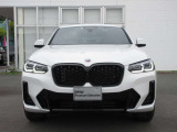 BMWと言えば特徴的なキドニーグリル。ダイナミックなフロントマスクを演出します。
