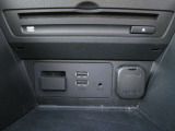 CD/DVD再生可能。USB,AUX端子も装備