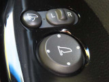 日本の駐車場は幅が広くないところが多くて、乗り降りが大変だったりしますよね。電動ミラーがあれば、室内でミラーをたためるので、駐車するときも便利ですね。