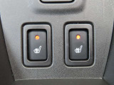 運転席と助手席のシートヒーター付き。冬の寒い日にはありがたい装備です。
