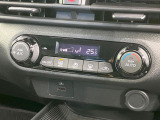 【オートエアコン】一度お好みの温度に設定すれば、車内の温度を検知し風量や温度を自動で調整。暑い&hellip;寒い&hellip;と何度もスイッチ操作をする必要はありません。快適な車内空間には必須の機能ですね♪