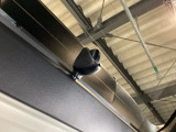 【ドラレコ・後方カメラ】届きにくい後方の視界を映像でカバーし、トラブルの抑止力にもなります。万が一の際、状況を正確に証明できる安心感が、毎日のドライブに落ち着きと確かなゆとりを添えてくれます。