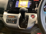 運転席周辺のスマートなレイアウトが、操作のしやすさを実現。快適なドライブをサポートします。