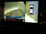 【全周囲モニター】車を上空から見下ろしたような映像をカーナビ画面に映し出し、車庫入れや縦列駐車をサポートしてくれます。