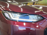 【LEDヘッドライト】悪天候や夜間走行時も良好な視界を確保し安心して運転できる高輝度LEDヘッドライトを装備!点灯速度が早く、消費電力も抑えられています。