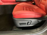 F SPORT専用本革スポーツシート。スポーティな内装がより一層ドライブを楽しくさせます。