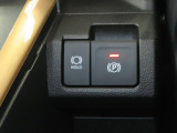 電動パーキングブレーキ&オートブレーキホールド機能付。「HOLD」スイッチを押しシステムONの状態にしておくことで信号待ちでブレーキを踏んで停車時ブレーキペダルから足を離してもブレーキを保持。楽です。