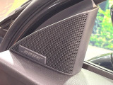 【BOSEサウンドシステム】メーカーオプションの高品位サウンドシステムを搭載。専用のチューニングが施された大小様々なスピーカーから良質なサウンドが奏でられ、臨場感あふれる音響空間を演出します。