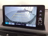 リバースギアに入れるだけで後方の表示へ切り替わります。夜間や雨の日の駐車も楽になりますよ。