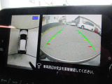 自車を真上から見下ろすように映し出すので周囲の状況が分かるアラウンドビューモニター搭載。フロントカメラとしても使用できます。車庫入れなど苦手な人の頼りになる助っ人です。