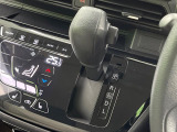 【オートエアコン】一度お好みの温度に設定すれば、車内の温度を検知し風量や温度を自動で調整。暑い&hellip;寒い&hellip;と何度もスイッチ操作をする必要はありません。快適な車内空間には必須の機能ですね♪