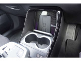 使い勝手の良いツインタイプのドリンクホルダーを装備。手元にはUSBポートやワイヤレス充電機能も備わり、スマートフォンの充電も快適です。