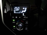 オートエアコンです。車内を設定温度に保ち、快適空間をキープします。