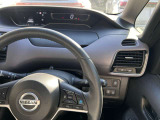 プロパイロット(同一車線運転支援)アクセル・ブレーキ・ステアリング操作をクルマがサポート。高速道路などで、ドライバーの負担を軽減します。