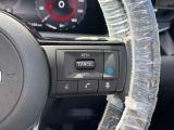 プロパイロット搭載オーラがアクセル、ブレーキを自動でコントロールして前のクルマとの車間距離を保つ手助けをします。