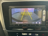 【バックカメラ】運転が苦手な方も車庫入れラクラクです!ギアをリバースに入れれば自動的に切り換わりますので、面倒な操作は不要です♪狭い駐車場もお車を傷つけず安心ですね!