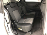 【後部座席】も当然、綺麗・清潔に仕上げております。内装の綺麗なお車は気持ちが良いですし、コンディションのいい車が多いです。これもオススメの1台です。