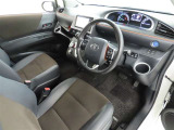 シンプルで使いやすいデザインの運転席です。