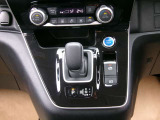 e-POWERならではの、スタイリッシュなシフトノブ周りが非常にかっこいいですね。