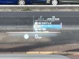 人気のヘッドアップディスプレイ!現在の車速、ナビゲーション・システムによるルート案内の矢印表示、チェック・コントロール、前車接近警告など、さまざまな情報をドライバーの視界内に直接表示いたします!