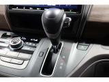 インパネシフトだから視線の移動も少なく足元もスッキリ♪運転席もゆったりしているのでゆとりを持ってドライブできますね!