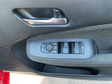パワーウィンドウとなっています。運転席はオートになっているのでワンタッチ開閉することが出来ます。