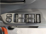 パワーウィンドウのスイッチですよ。 運転席に居ながら窓を開け閉めのコントロールできますよ。 ロック機能で、子供がイタズラして窓を開けるという事も無くなりますよ。