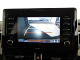 バックモニター付きで馴染みのない場所や駐車場、車庫入れをサポートします。