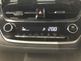 【オートエアコン】一度お好みの温度に設定すれば、車内の温度を検知し風量や温度を自動で調整してくれます。