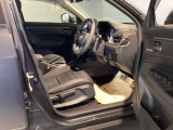 運転席は、大きな座面と包み込むような背もたれがドライバーの身体全体をしっかり支えます。上質なシート素材と座り心地のよいクッションを採用し、長時間の運転やコーナーの多い道も快適です。