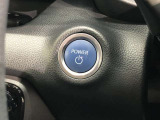 エンジンスタートスイッチです。キーが車内にあれば、エンジンの始動や停止はスイッチを押すだけ!キーを取り出す手間を省き、ワンプッシュで操作できるので簡単でスムーズです。