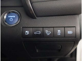 お車のキーはスマートキーです。キーを身につけた状態で車に近づき、ドアロックの解錠や施錠操作が出来ます。雨の日など両手がふさがっている時など、とっても便利ですね。