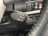 前方の車との車間を設定し、スピードを上げたり緩めたりを自動で行ってくれる追尾式の「レーダークルーズ」。上級装備の一つです!高級車にしかつかない嬉しい機能です。