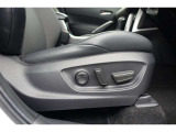 運転席にはパワーシートが付いております。パワーシートは指先1つで操作出来るためチカラの弱い女性の方でもシートに座ったまま操作出来ます♪