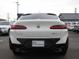 L字型の特徴的なテールランプが、後方のドライバーへBMWを印象付けます。