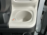 【ホッとカップホルダー】ホットドリンクをちょうどいい温度でキープしてくれる保温機能付きのカップホルダーです。冬の寒い日でも快適なドライブを♪