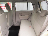 リヤシートも全車消毒済み。足元も軽とは思えない広さがあります。ドアには小物を収納できる便利な【リヤポケット】付。