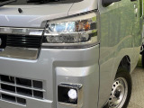【LEDヘッドライト】悪天候や夜間走行時も良好な視界を確保し安心して運転できる高輝度LEDヘッドライトを装備!点灯速度が早く、消費電力も抑えられています。