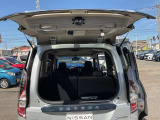 セレナ自慢の、ガラスハッチ。奥行きの狭い駐車場でも、荷物の出し入れが可能です!