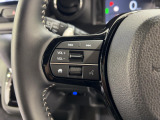 運転中もハンドルでの操作が可能です。特に高速道路等の目が離せない運転時には、便利さだけでなく、安全性も兼ね備えております。
