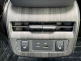 後席専用のUSBで、携帯電話やゲーム等をお楽しみ下さい。