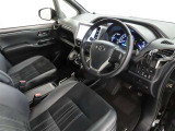 シンプルで使いやすいデザインの運転席です。
